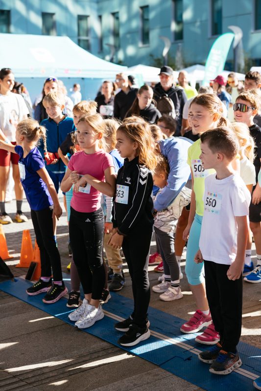 Kids with bib numbers before the start