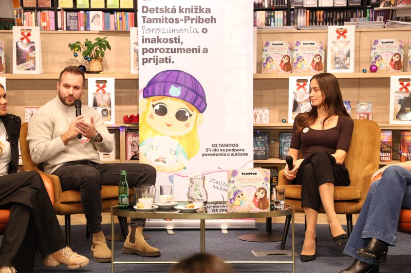 Panel talk in front of the Tamitos roll-up