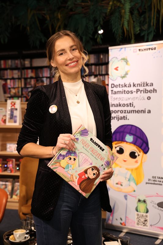 The author with the book by the roll-up