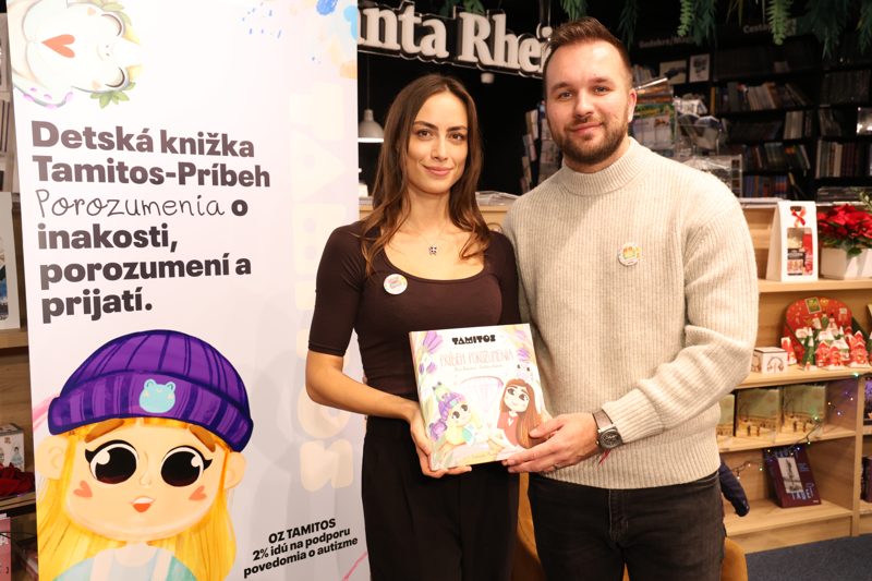 Group photo with the book by the roll-up