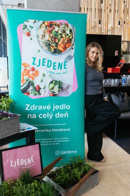 The “Healthy food all day” banner with the nutrition specialist