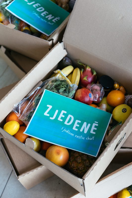 Tasting box with fruit for guests