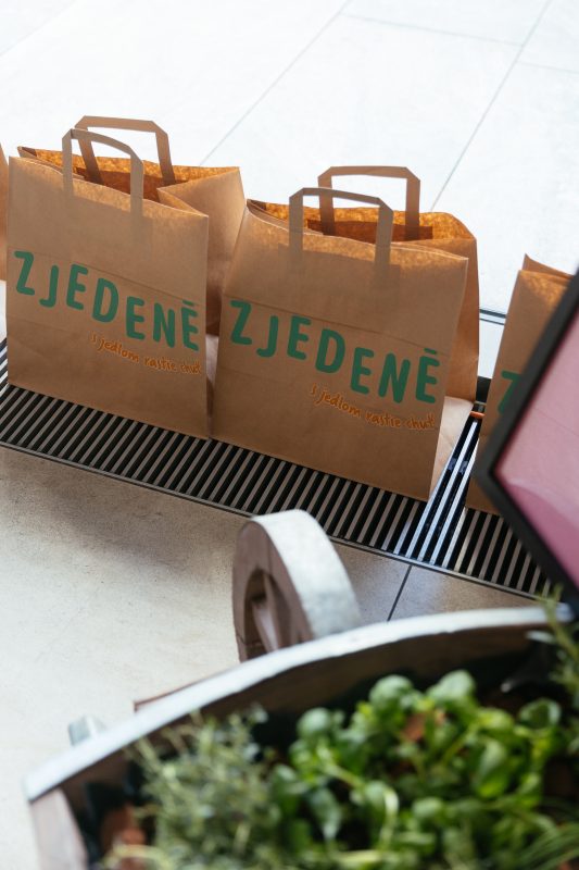 Zjedené paper bags for guests
