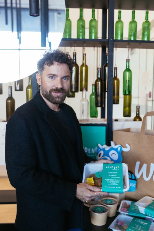 A guest with Zjedené boxes in the Wolt zone