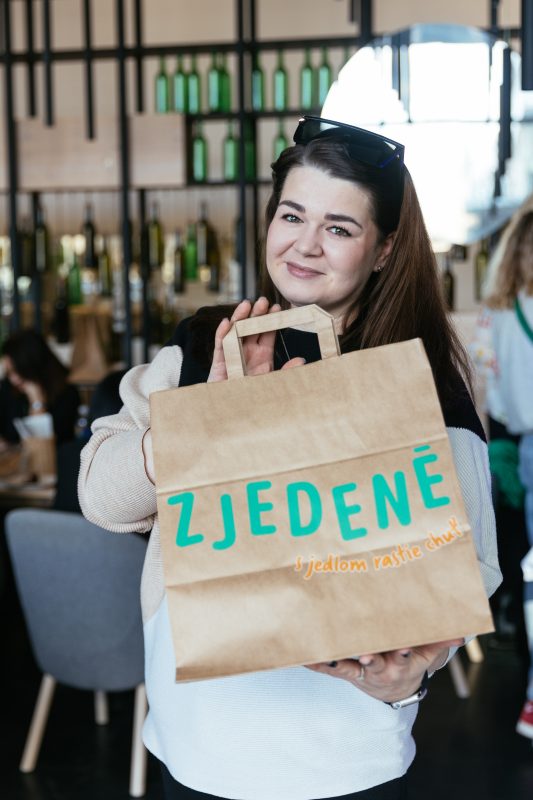 A guest with a Zjedené paper bag