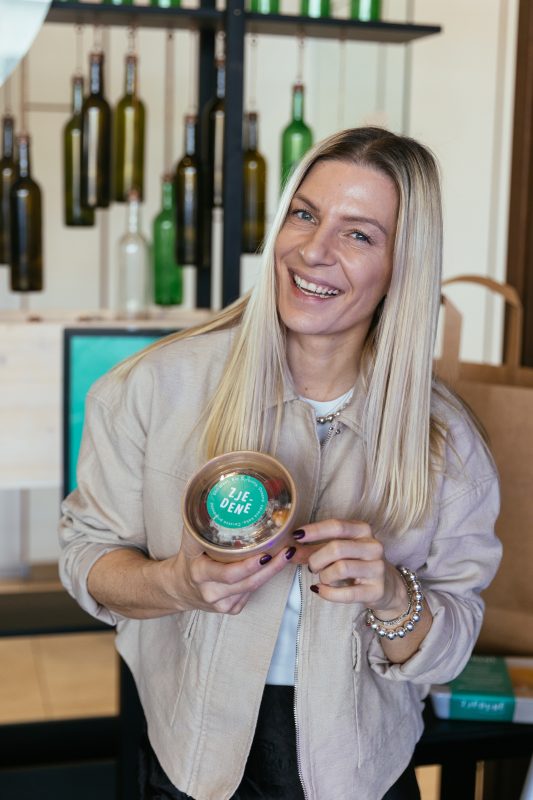 A guest with a Zjedené bowl